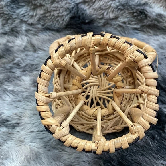 3 Vintage Miniature Wicker Rattan Peacock Chairs and 1 table - Picture 8 of 16